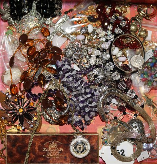 Mixed costume jewellery.